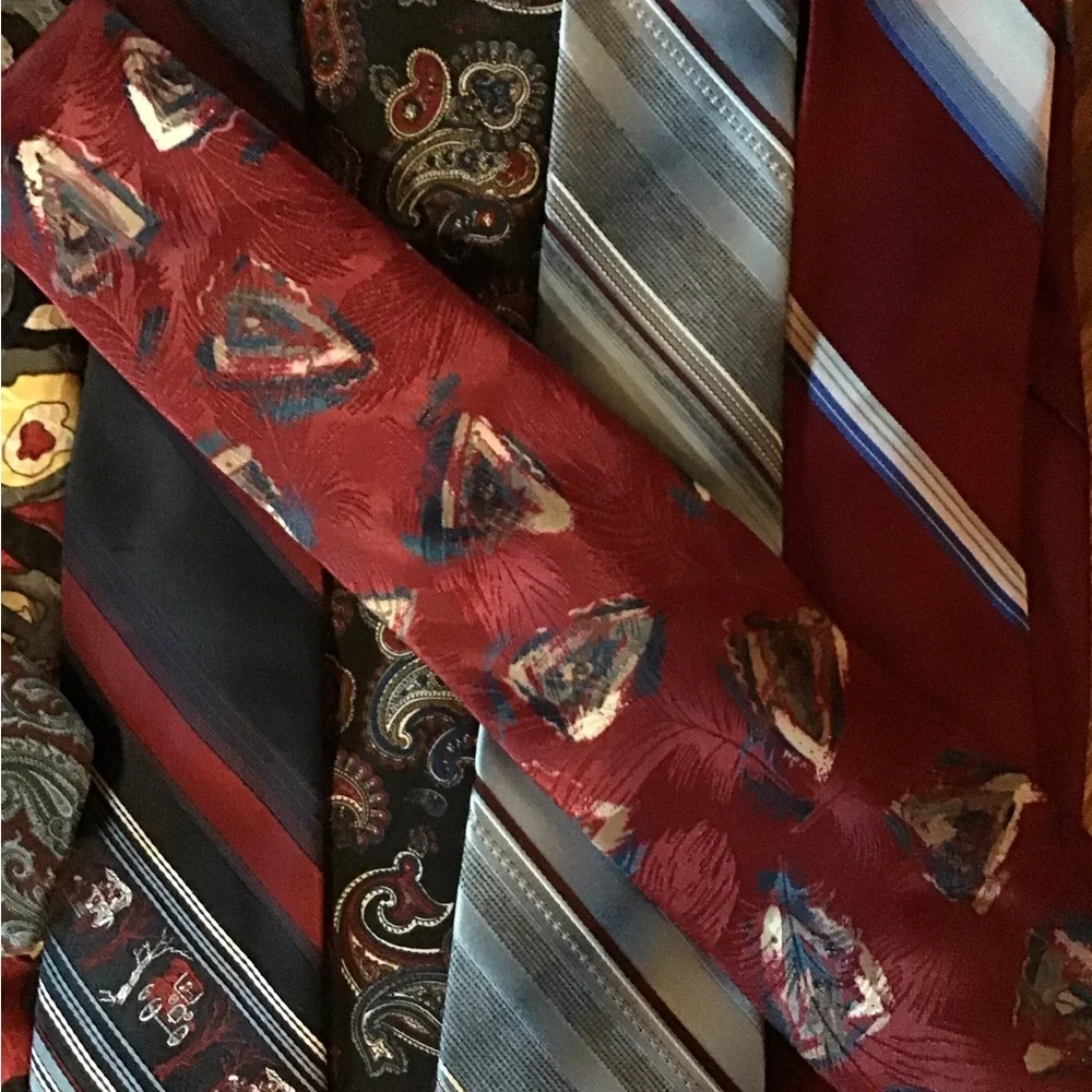 A total of 10 men’s neckties. Please see photos.